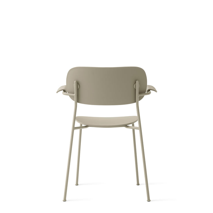 Spisestolen Co Dining Chair Outdoor fra Audo Copenhagen med armlener, sett bakfra