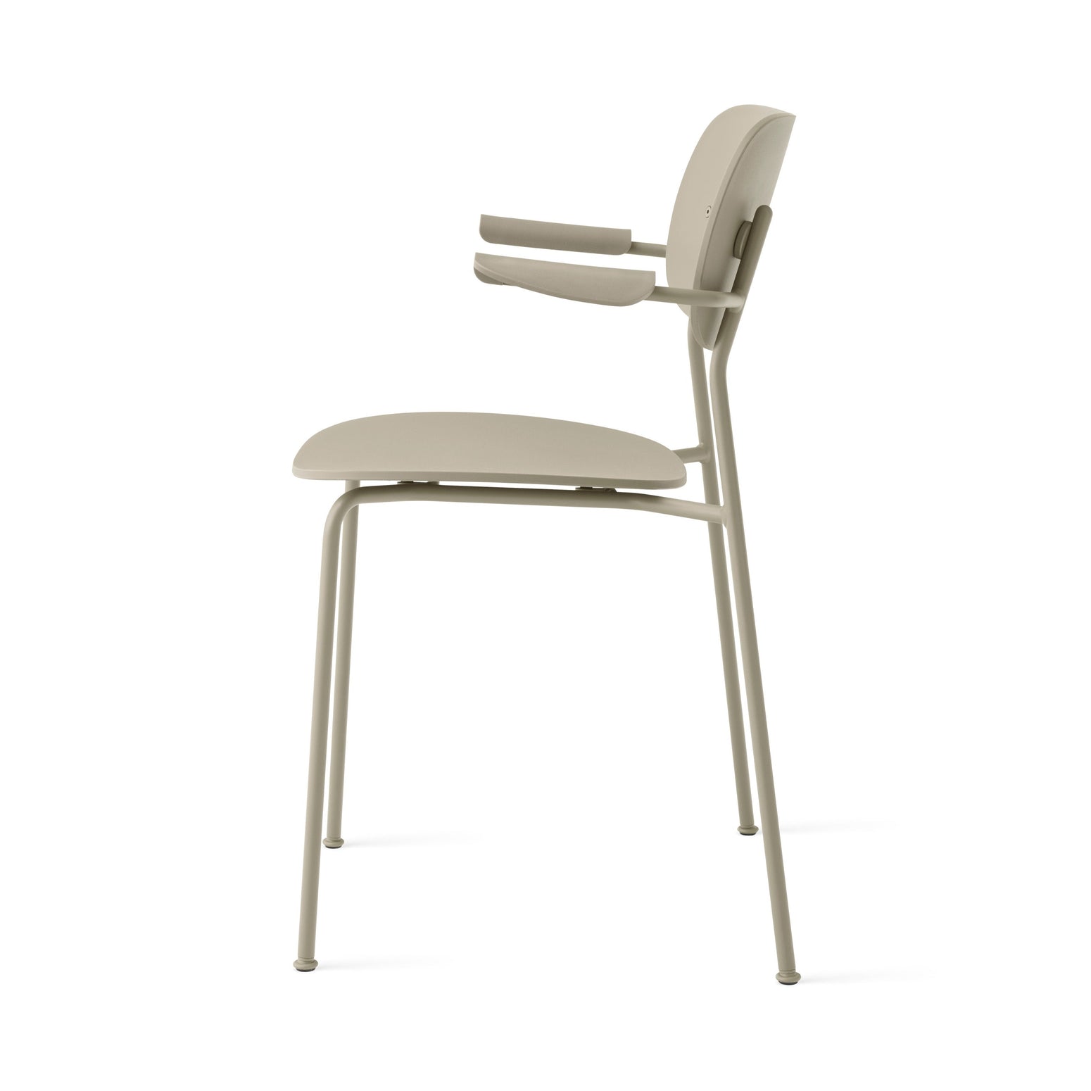 Spisestolen Co Dining Chair Outdoor fra Audo Copenhagen med armlener, sett fra siden