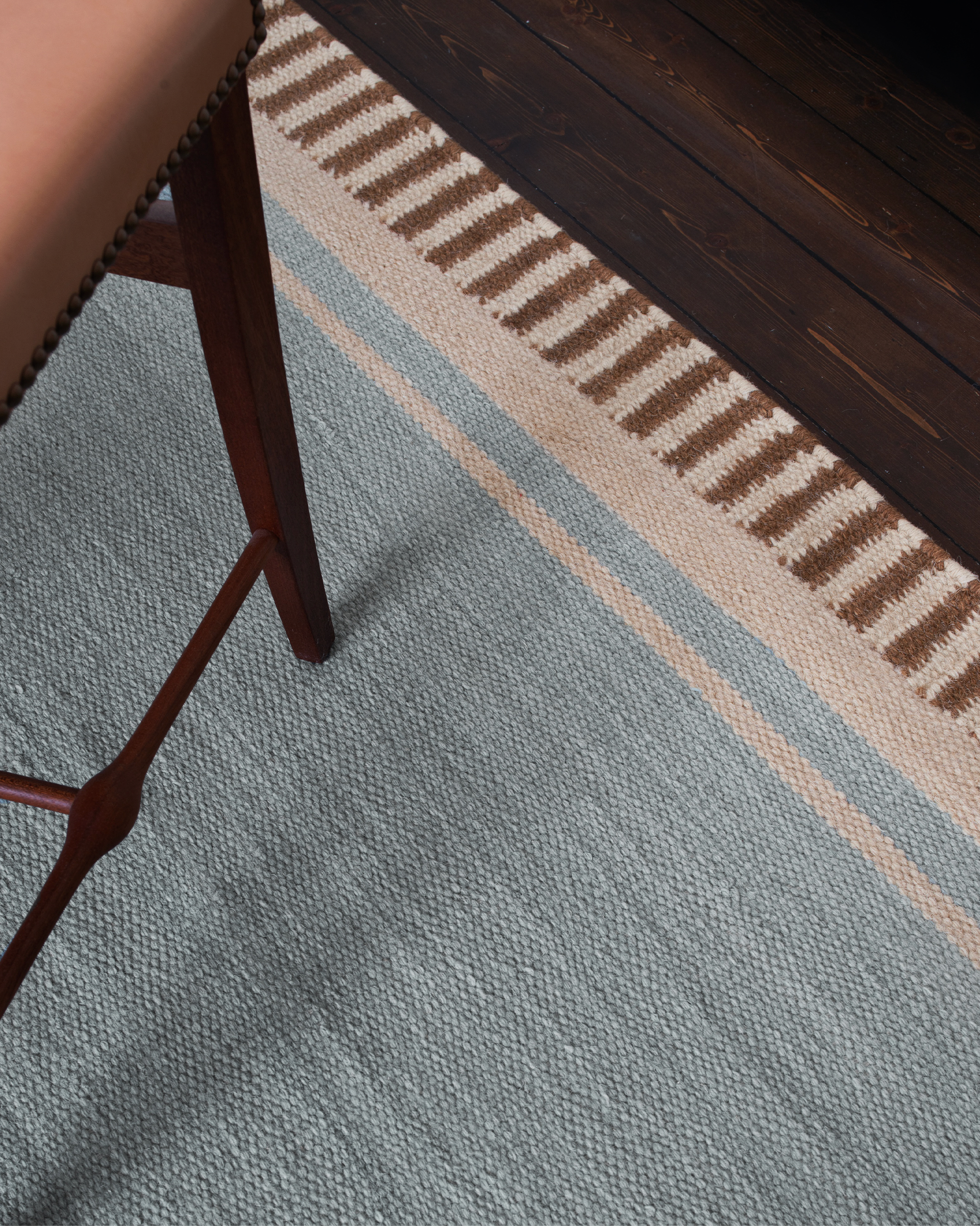 Teppe Röllakan Solid i fargen Sky Blue fra Layered.