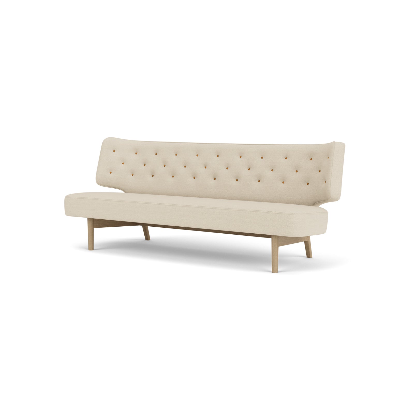 Sofaen Radiohus fra Audo Copenhagen i tekstilet Hallingdal 65 200 (knapper i skinn / Dakar 0250) med ramme i eik