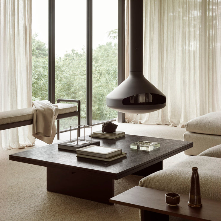 Sofabordet Grooves kommer i tre størrelser og passer inn både hos deg som liker den renskårne japandi-looken og deg som elsker en mer klassisk interiørstil. Det største sofabordet måler 170 x 120 cm og er perfekt om du ønsker deg et stort sofabord i en større stue. Dette rause sofabordet er også ekstra gøy å style!