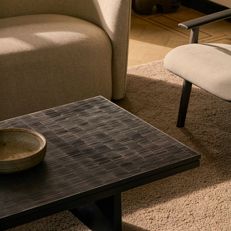 Hver bordplate er skåret ut for hånd – noe som gjør hvert bord helt unikt. Vi elsker den dype brune fargen og det håndverksmessige preget.