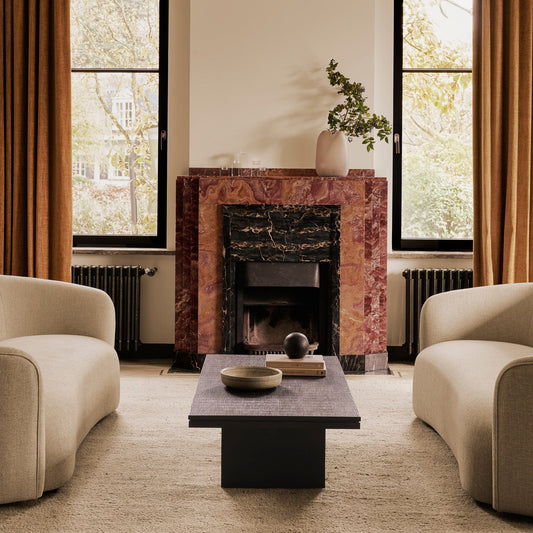 Det elegante dypbrune og strukturerte sofabordet Grooves Coffee Table fra Ethnicraft er laget av brunsvartbeiset teak med lakkert
finish.