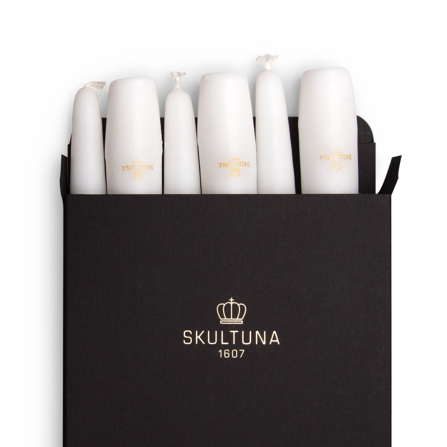 Vegglysestaken Pendel Sconce fra Skultuna passer til tynnere lys med en diameter på 13 mm. Lysestaken kan bestilles med lys fra Skultuna som passer til.
