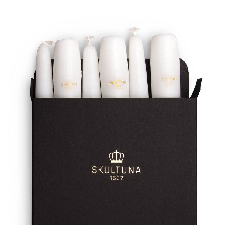 Vegglysestaken Pendel Sconce fra Skultuna passer til tynnere lys med en diameter på 13 mm. Lysestaken kan bestilles med lys fra Skultuna som passer til.