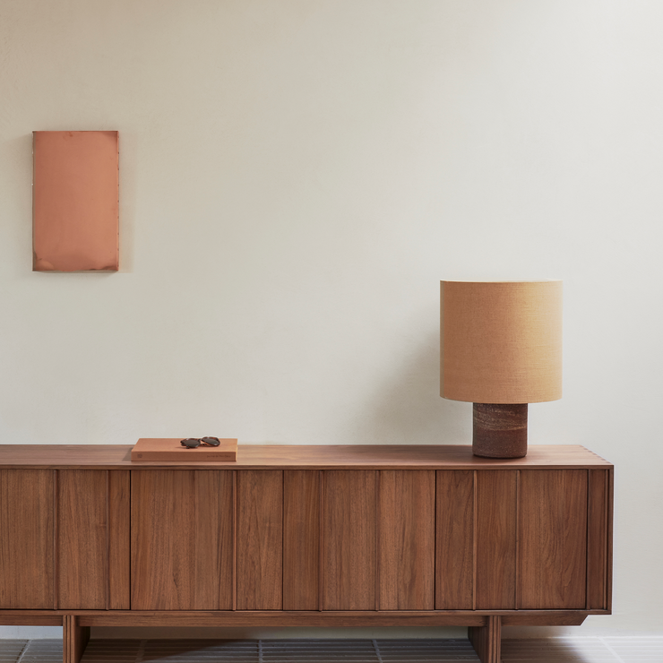 Skjenk Pillar Sideboard fra Ethicraft i størrelse stor (220 x 45 x 70 cm).