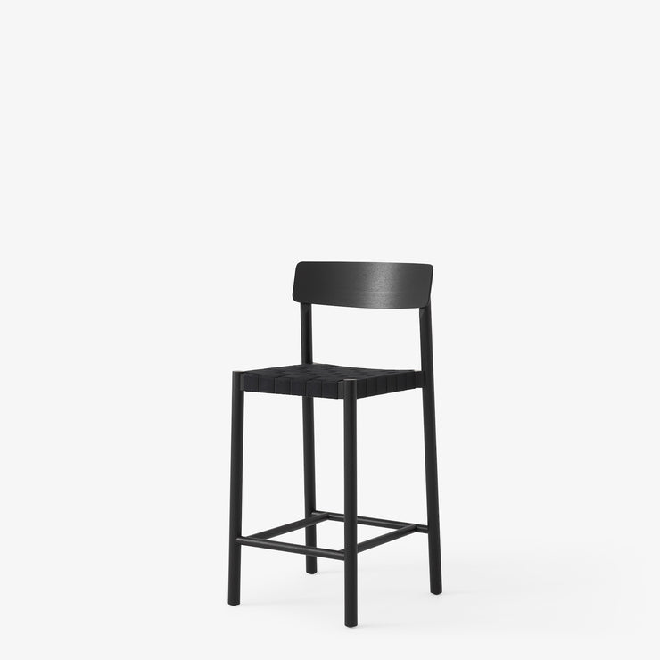 Barstol Betty TK12 fra &Tradition i svartlakkert ask med flettet sete i svart lin