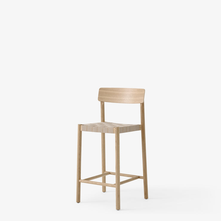 Barstol Betty TK12 fra &Tradition i lakkert eik med flettet sete i lys lin