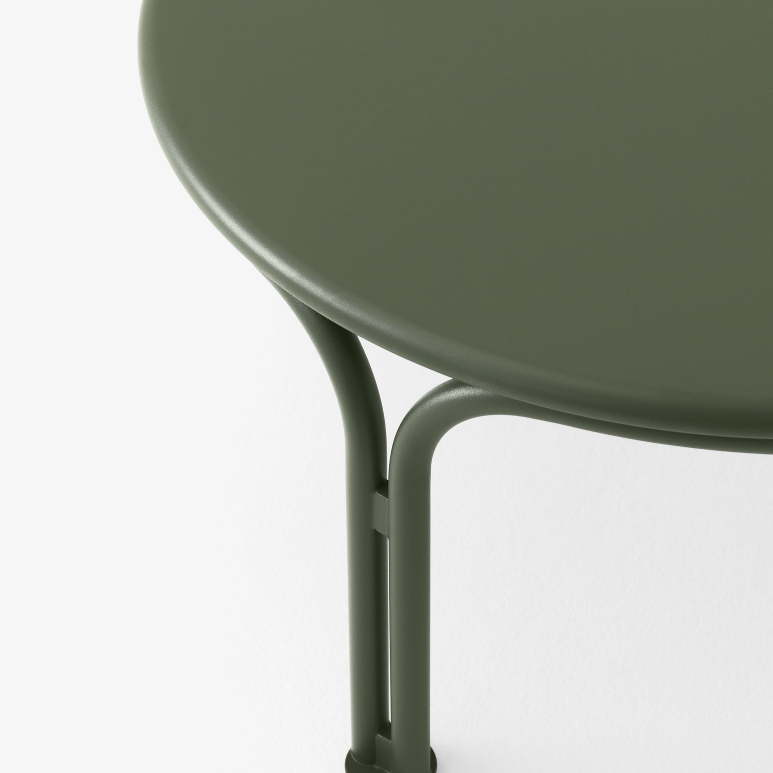 Grønt loungebord til uteplassen, Thorvald SC108 fra &tradition, størrelse Ø70 cm