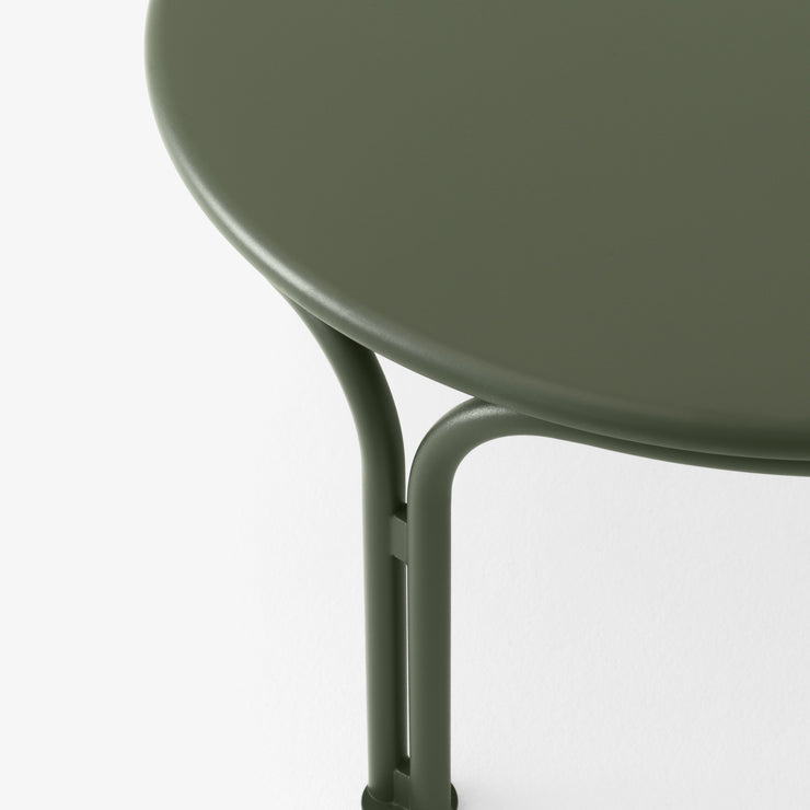 Grønt loungebord til uteplassen, Thorvald SC108 fra &tradition, størrelse Ø70 cm