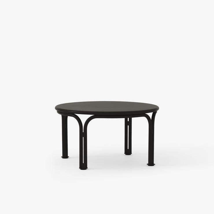 Svart loungebord til uteplassen, Thorvald SC108 fra &tradition, størrelse Ø70 cm