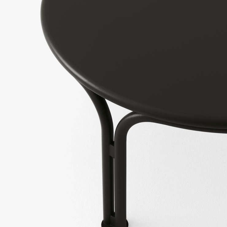 Svart loungebord til uteplassen, Thorvald SC108 fra &tradition, størrelse Ø70 cm