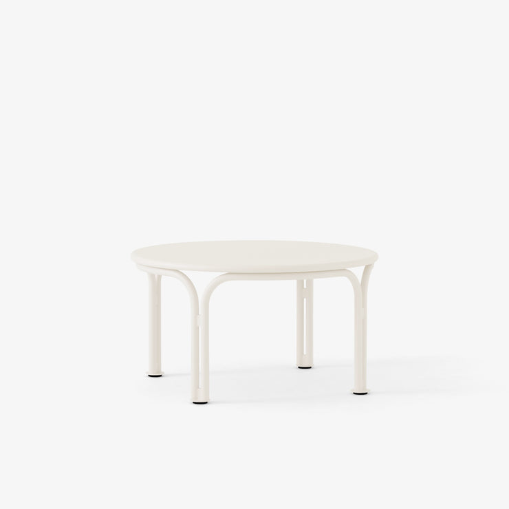 Hvitt loungebord til uteplassen, Thorvald SC108 fra &tradition, størrelse Ø70 cm