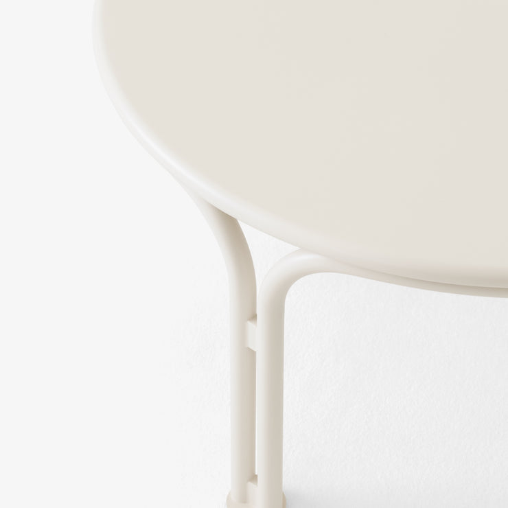 Hvitt loungebord til uteplassen, Thorvald SC108 fra &tradition, størrelse Ø70 cm