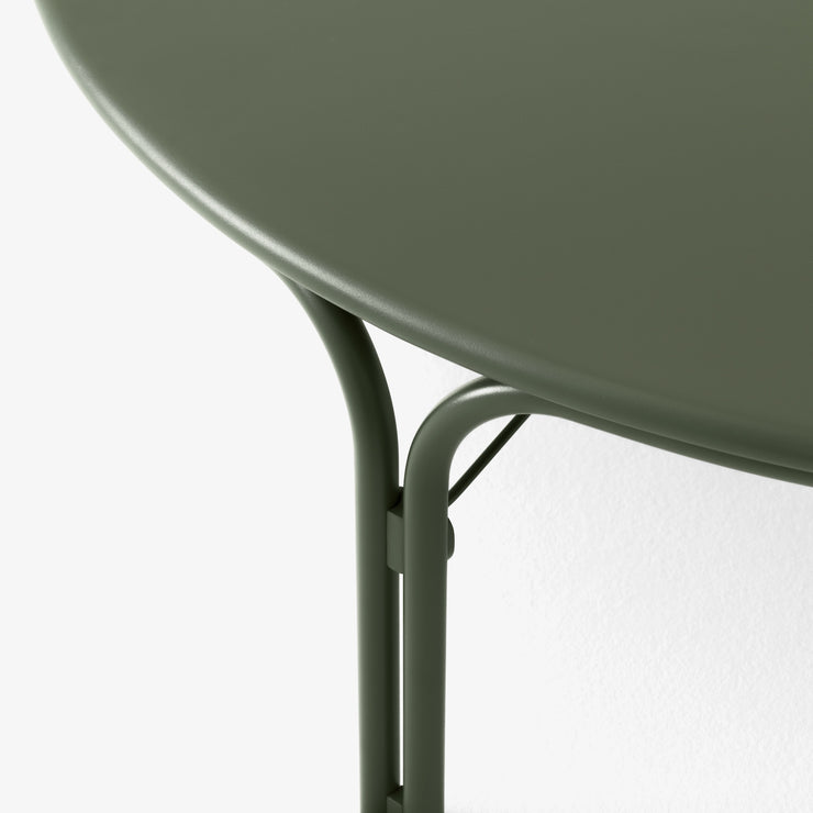 Grønt loungebord til uteplassen, Thorvald SC109 fra &tradition, størrelse Ø115 cm