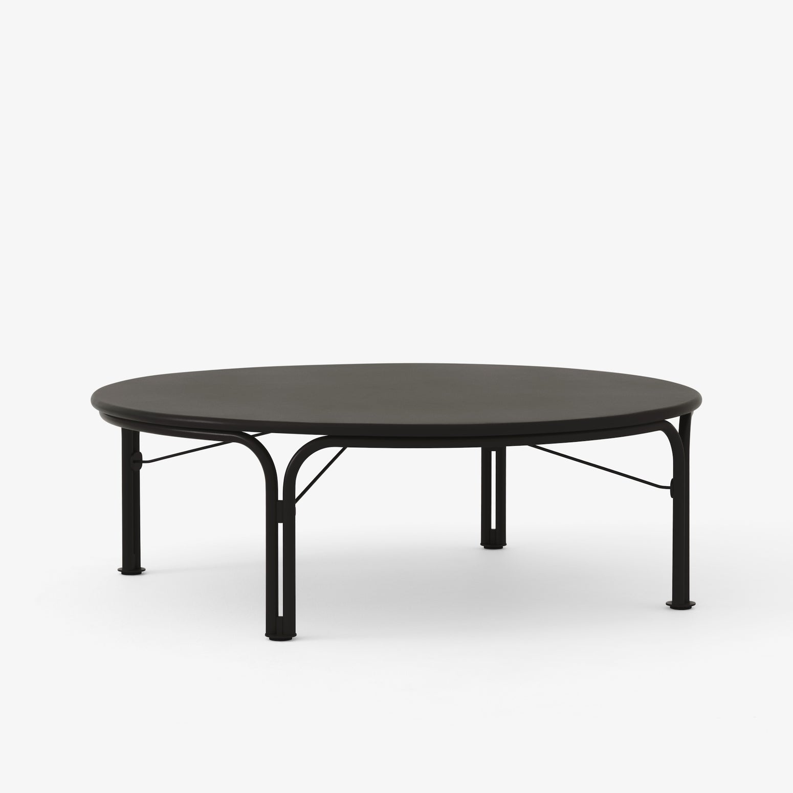 Svart loungebord til uteplassen, Thorvald SC109 fra &tradition, størrelse Ø115 cm