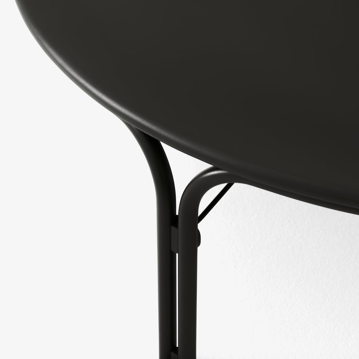 Svart loungebord til uteplassen, Thorvald SC109 fra &tradition, størrelse Ø115 cm