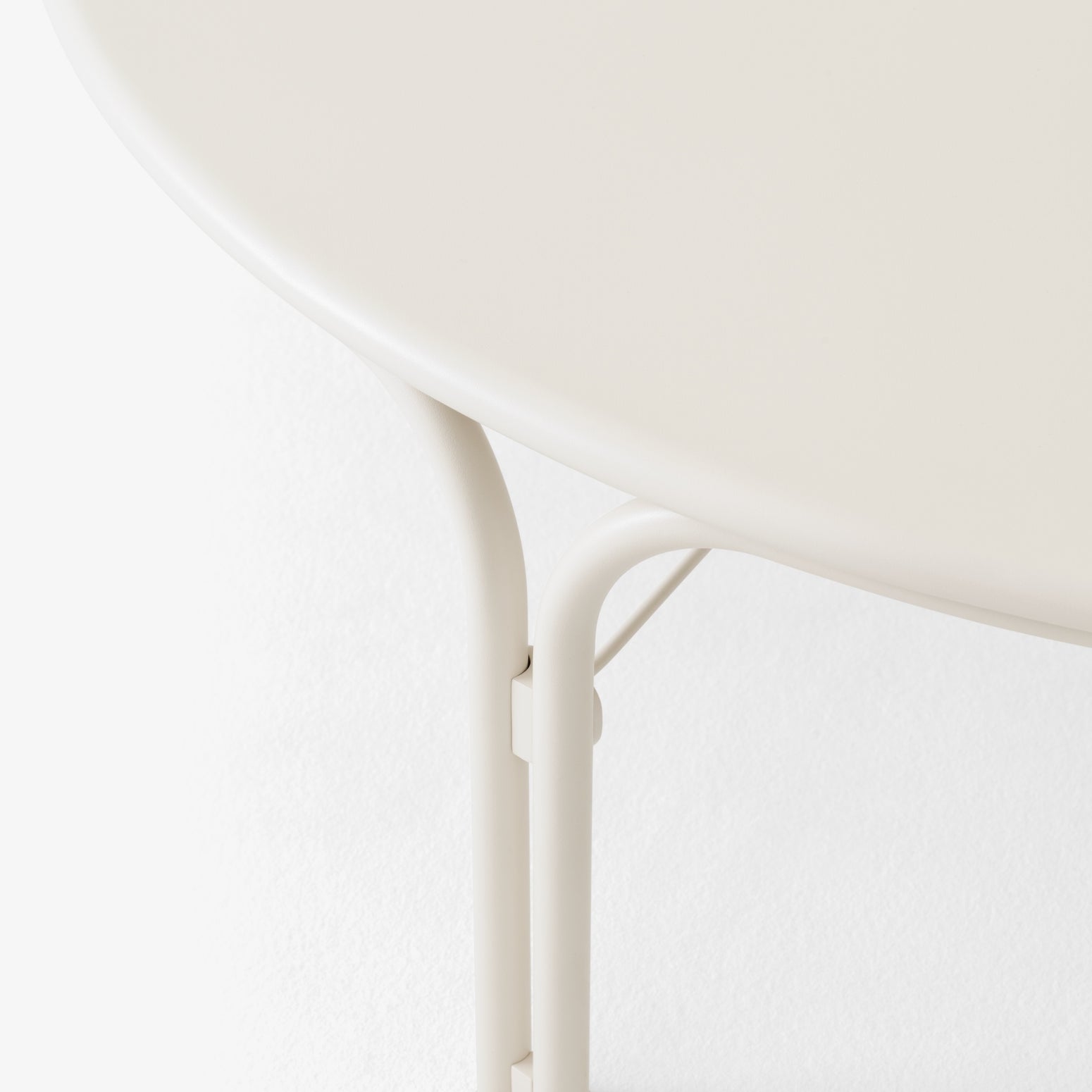 Hvitt loungebord til uteplassen, Thorvald SC109 fra &tradition, størrelse Ø115 cm