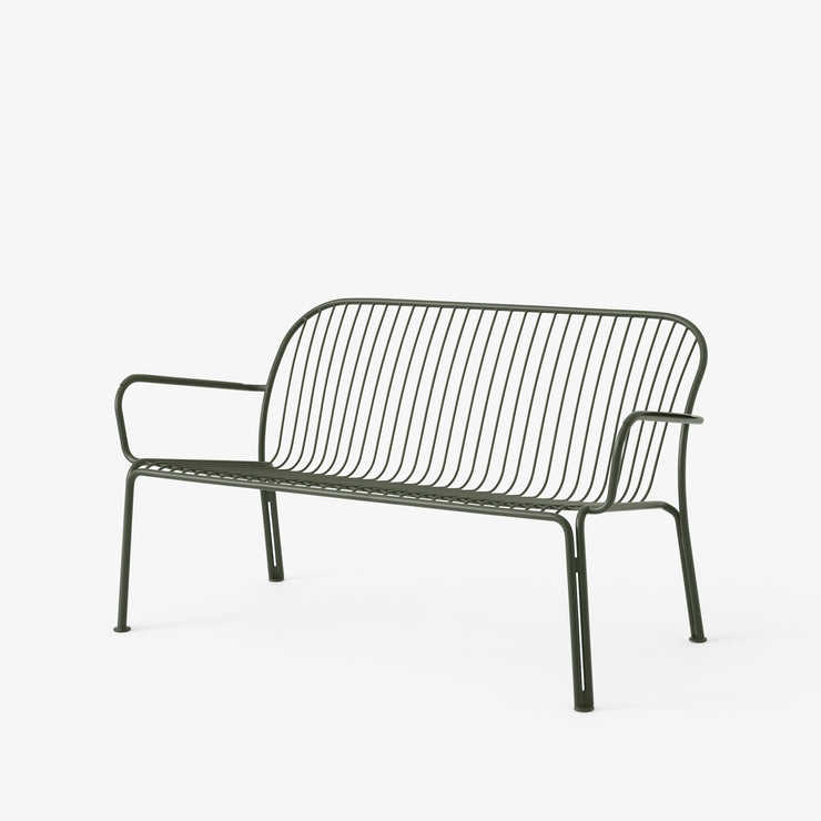 Grønn loungesofa til uteplassen, Thorvald SC110 fra &tradition