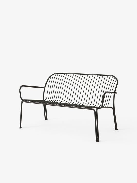 Svart loungesofa til uteplassen, Thorvald SC110 fra &tradition