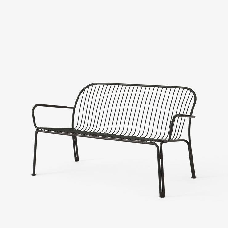 Svart loungesofa til uteplassen, Thorvald SC110 fra &tradition