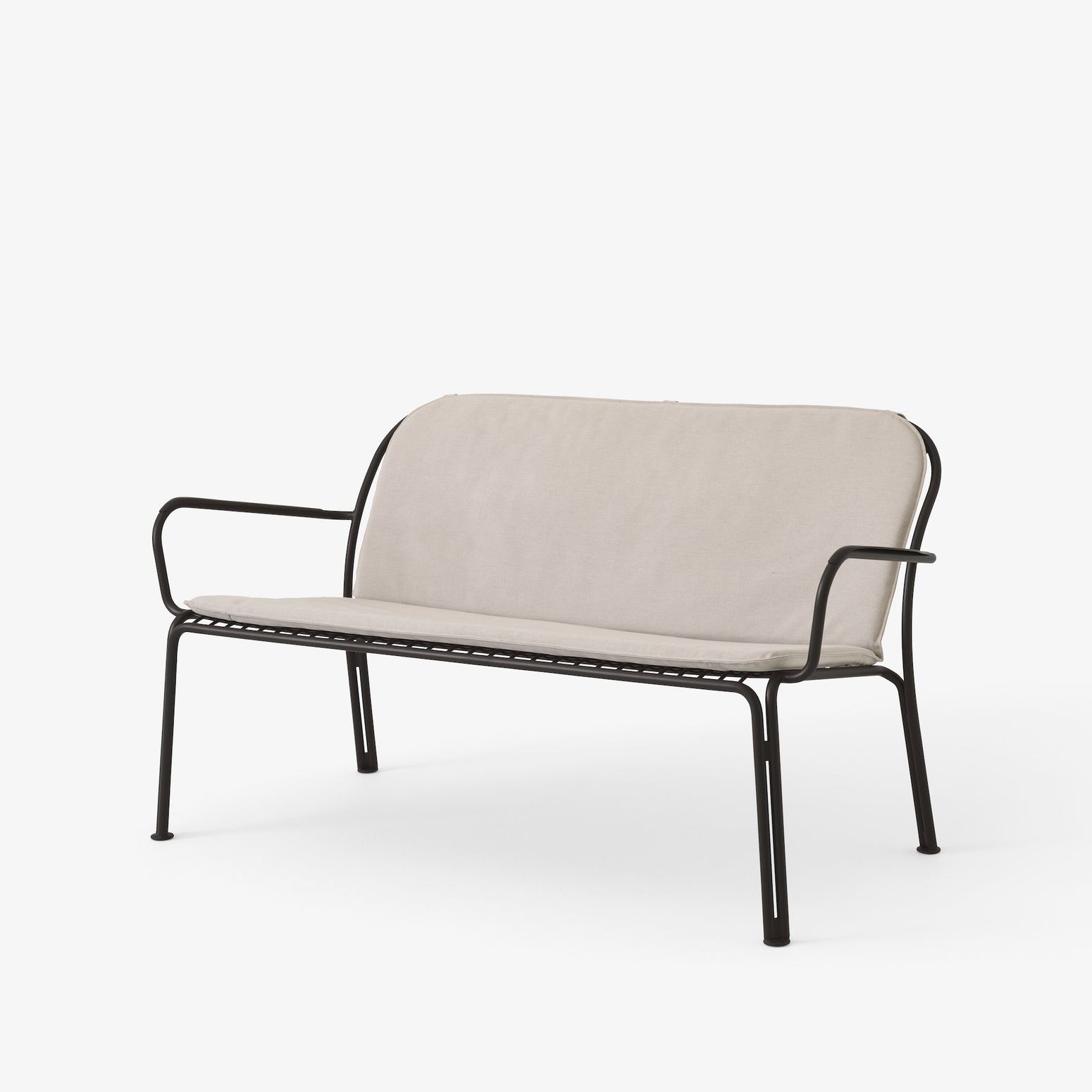 Svart loungesofa Thorvald SC110 fra &tradition med dobbel sittepute, tekstil Heritage Papyrus