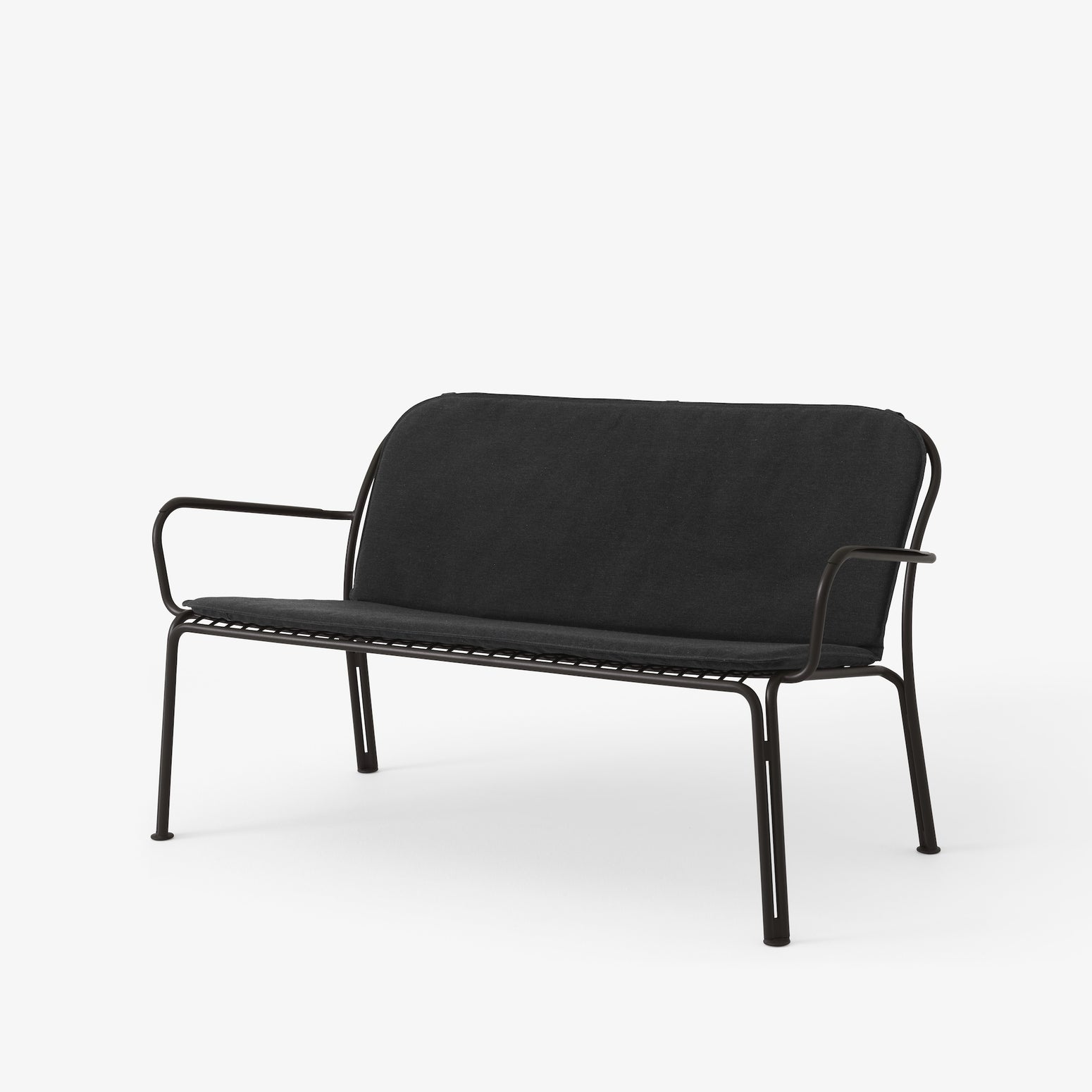 Svart loungesofa Thorvald SC110 fra &tradition med dobbel sittepute, tekstil Heritage Char