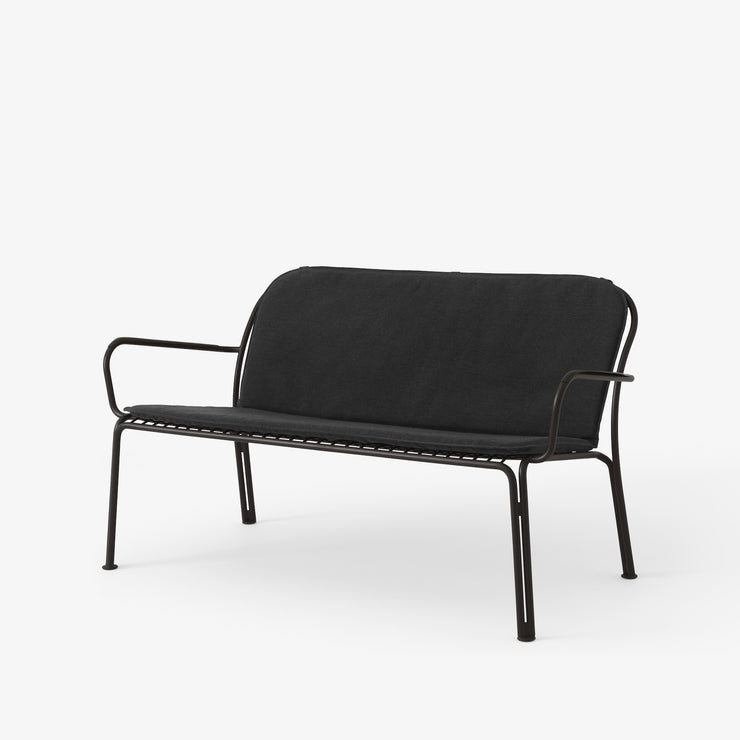 Svart loungesofa Thorvald SC110 fra &tradition med dobbel sittepute, tekstil Heritage Char