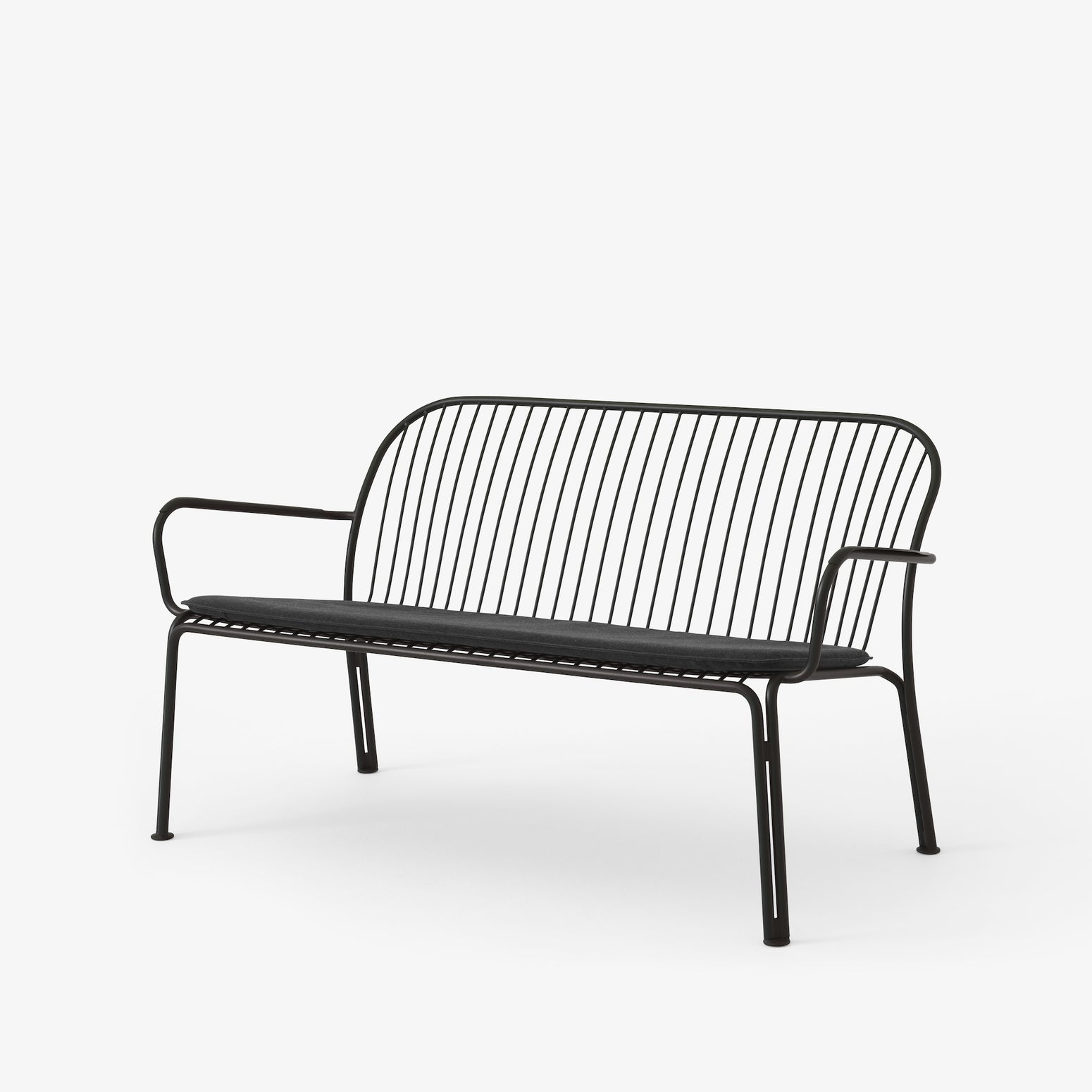 Svart loungesofa til uteplassen, Thorvald SC110 fra &tradition med enkel sittepute