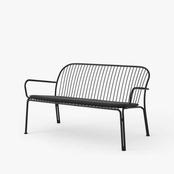 Svart loungesofa til uteplassen, Thorvald SC110 fra &tradition med enkel sittepute