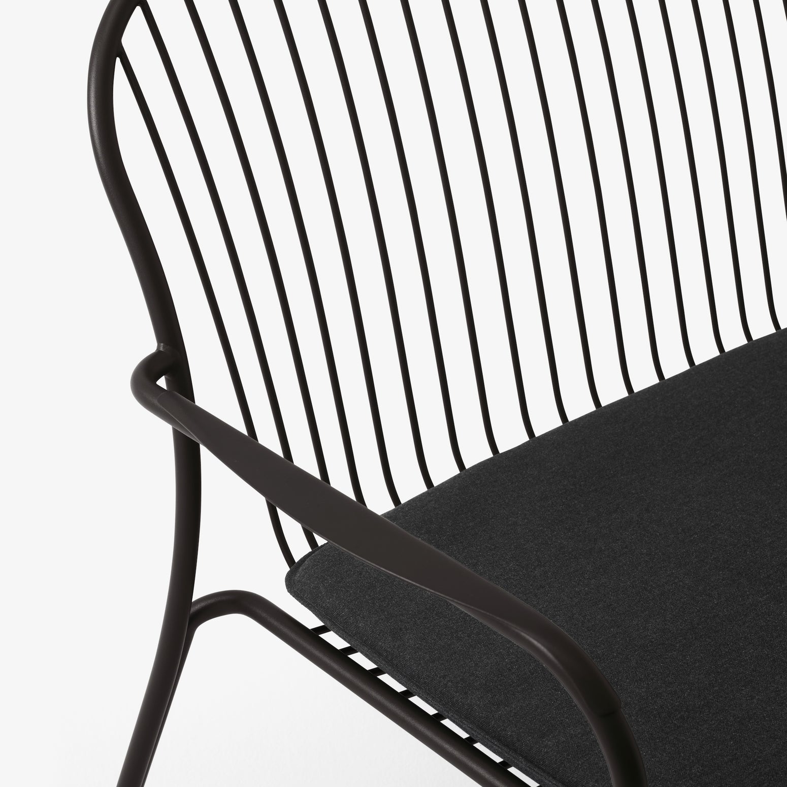 Svart loungesofa Thorvald SC110 fra &tradition med enkel sittepute, tekstil Heritage Char