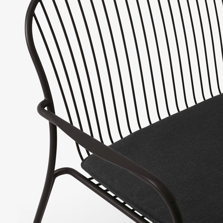 Svart loungesofa Thorvald SC110 fra &tradition med enkel sittepute, tekstil Heritage Char