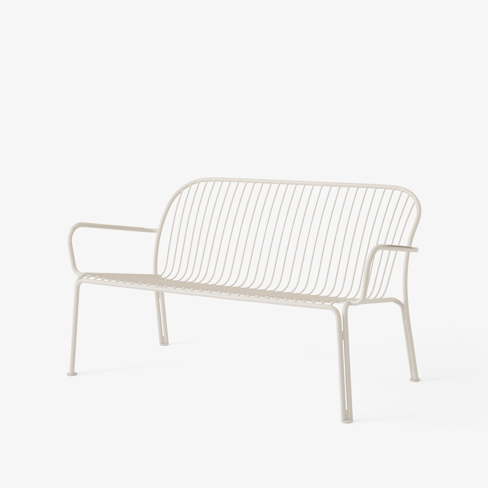 Hvit loungesofa til uteplassen, Thorvald SC110 fra &tradition