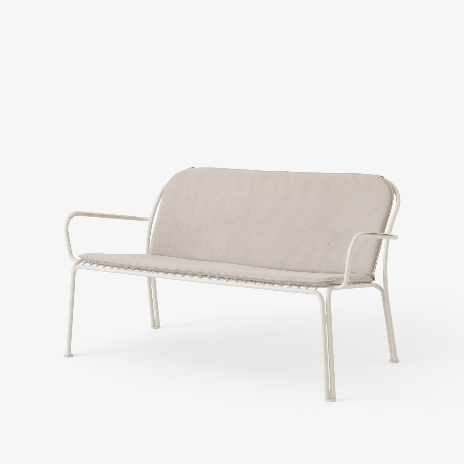 Hvit loungesofa Thorvald SC110 fra &tradition med dobbel sittepute, tekstil Heritage Papyrus