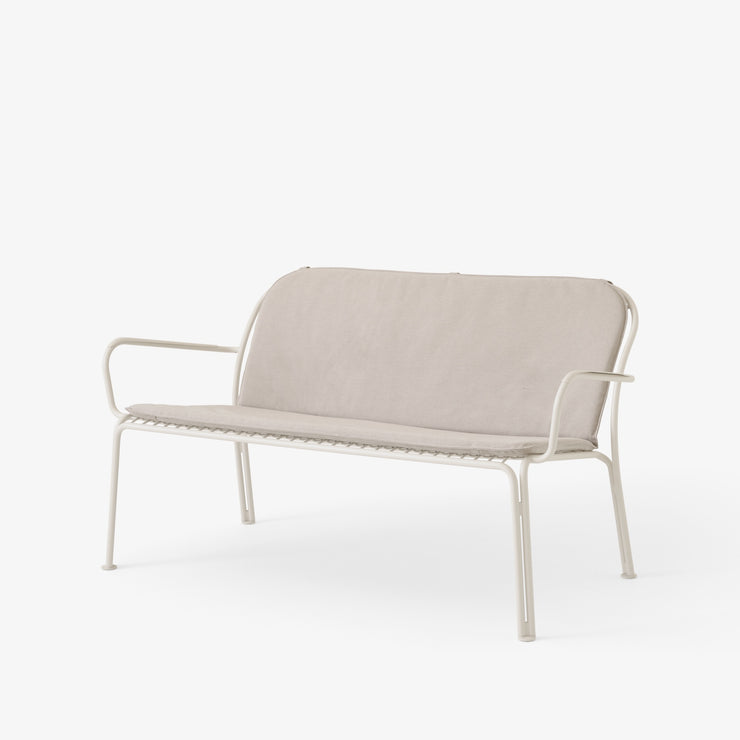 Hvit loungesofa Thorvald SC110 fra &tradition med dobbel sittepute, tekstil Heritage Papyrus