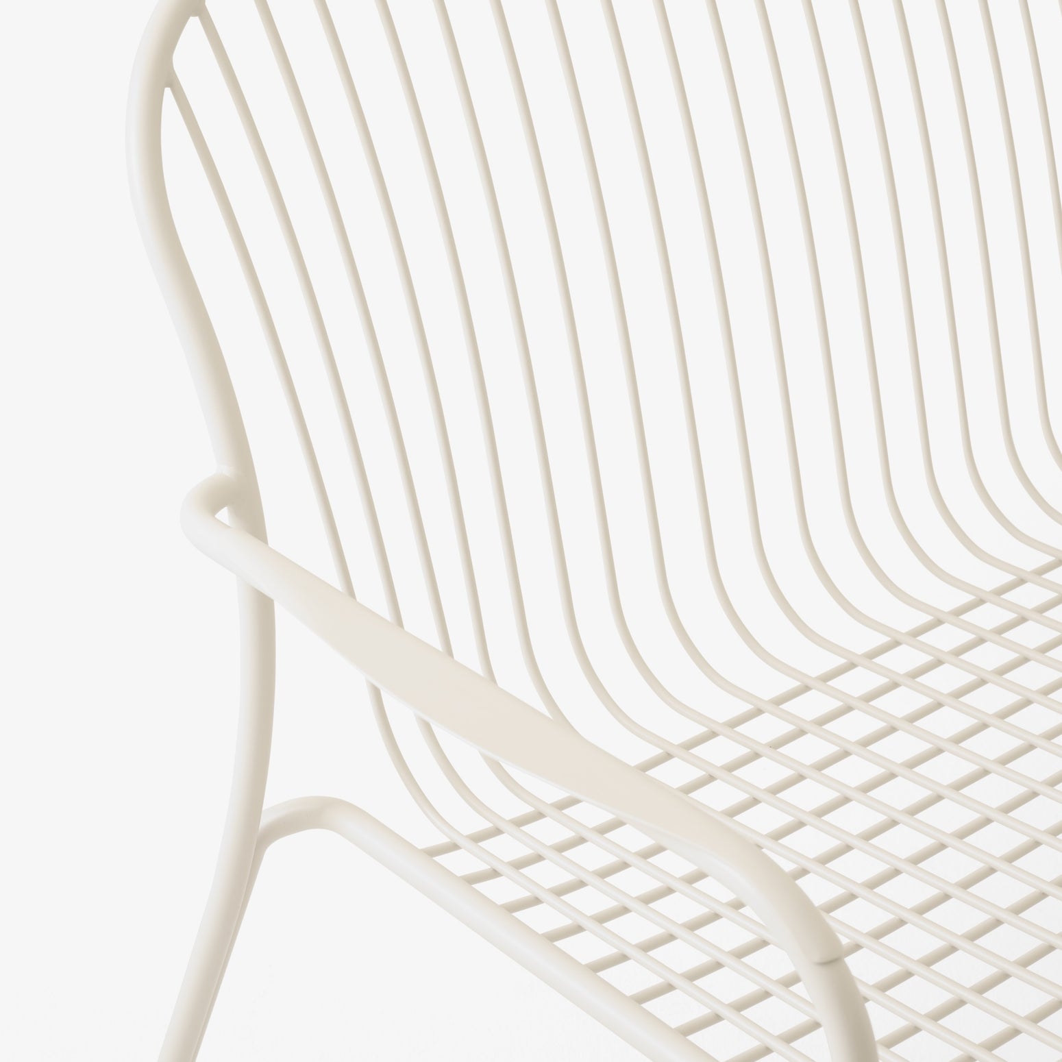 Hvit loungesofa til uteplassen, Thorvald SC110 fra &tradition