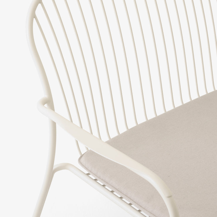 Hvit loungesofa Thorvald SC110 fra &tradition med enkel sittepute, tekstil Heritage Papyrus