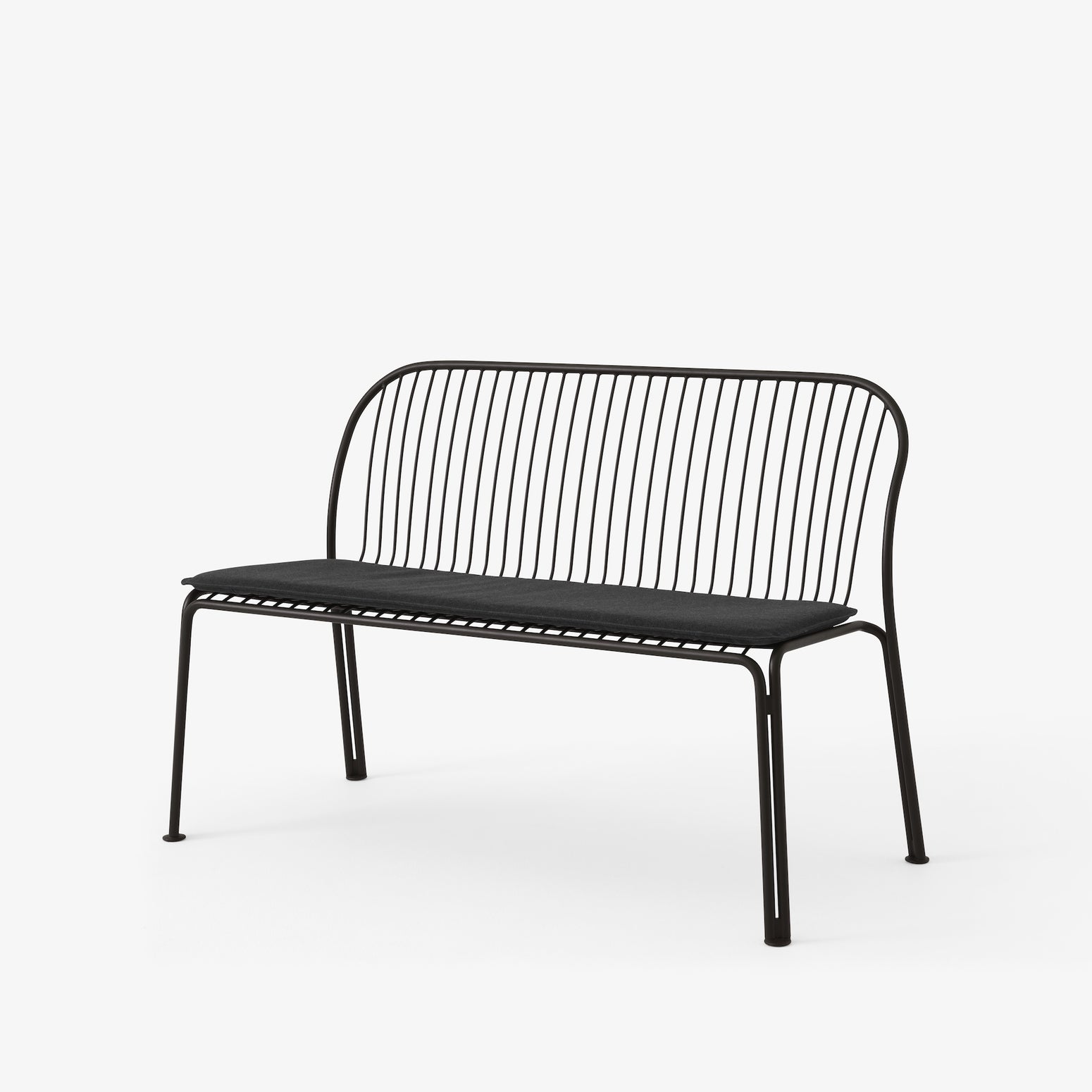 Svart spisesofa Thorvald SC111 fra &tradition med enkel sittepute, tekstil Heritage Char
