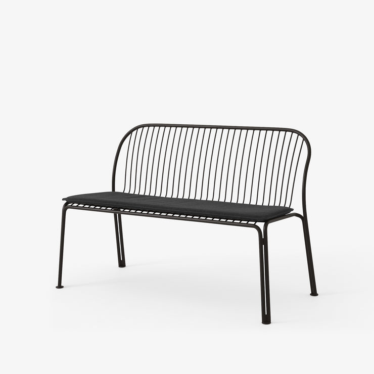 Svart spisesofa Thorvald SC111 fra &tradition med enkel sittepute, tekstil Heritage Char