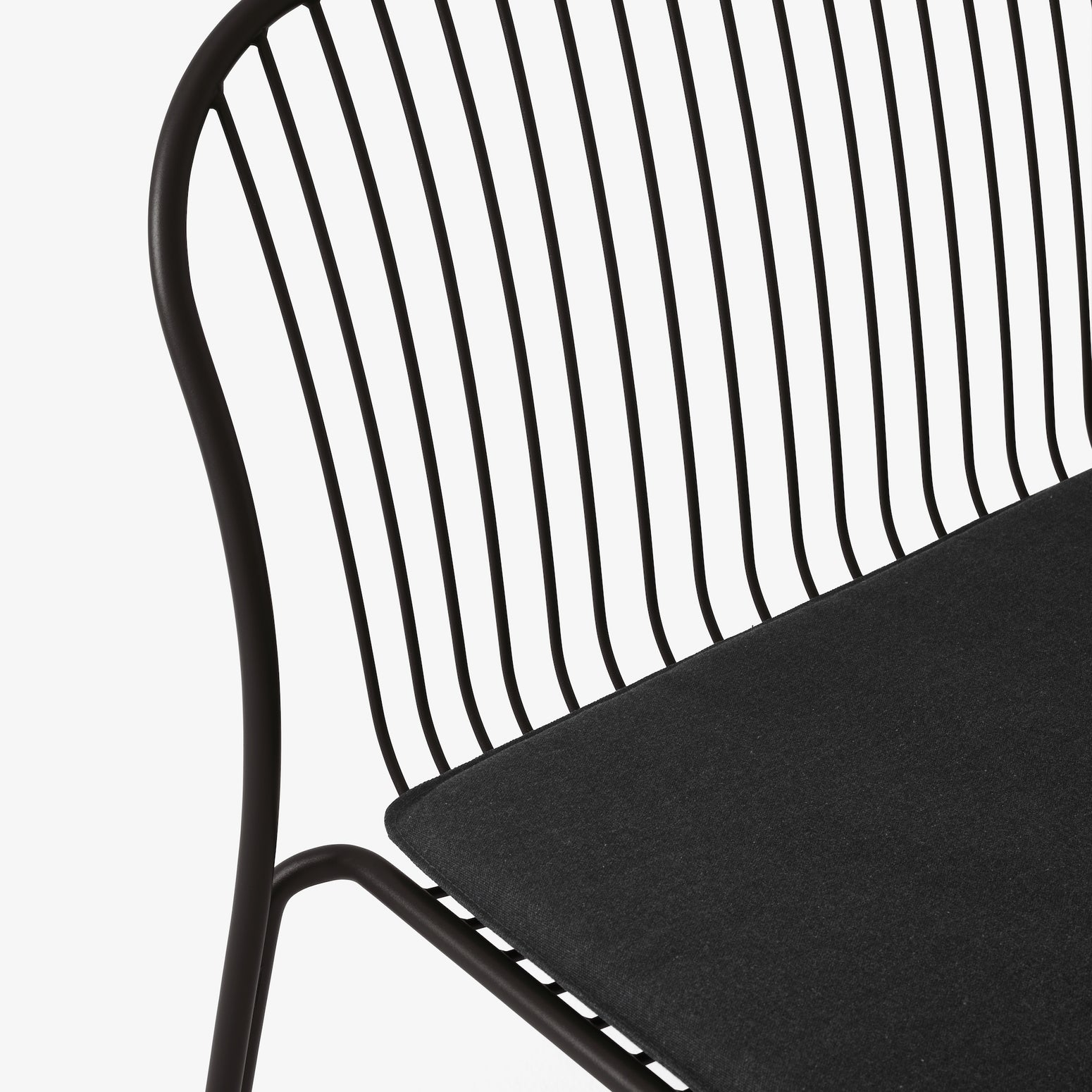 Svart spisesofa Thorvald SC111 fra &tradition med enkel sittepute, tekstil Heritage Char