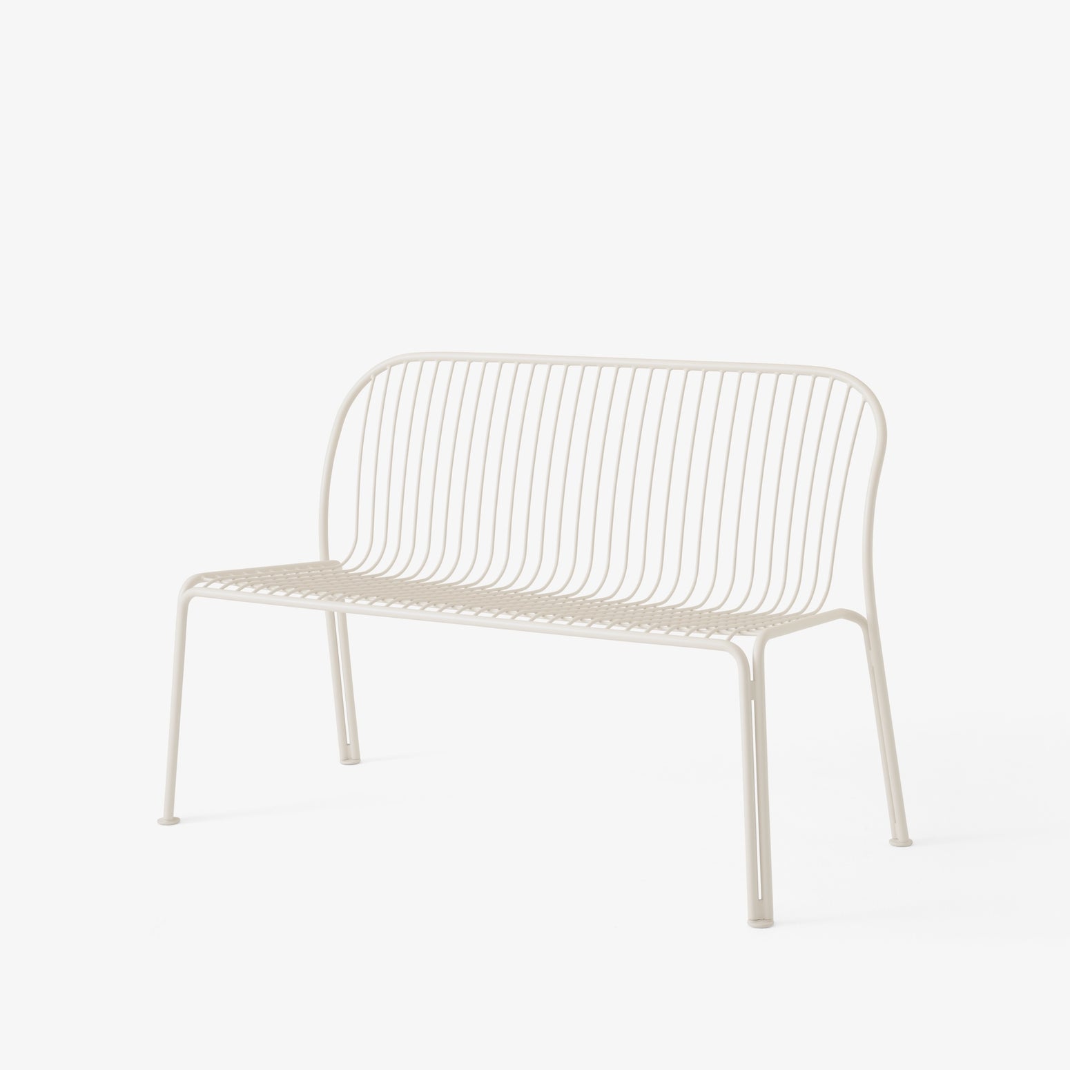 Hvit spisesofa til uteplassen, Thorvald SC111 fra &tradition