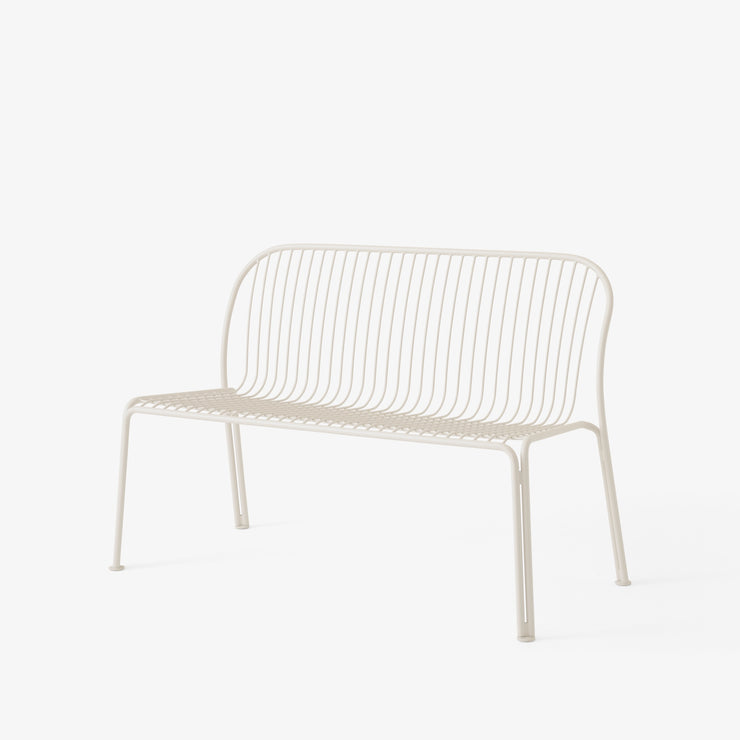 Hvit spisesofa til uteplassen, Thorvald SC111 fra &tradition