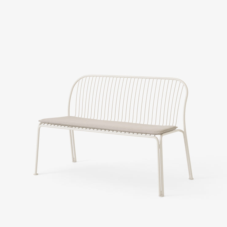 Hvit spisesofa Thorvald SC111 fra &tradition med enkel sittepute, tekstil Heritage Papyrus