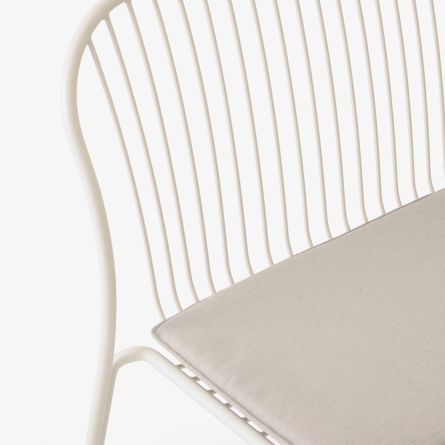 Hvit spisesofa Thorvald SC111 fra &tradition med enkel sittepute, tekstil Heritage Papyrus