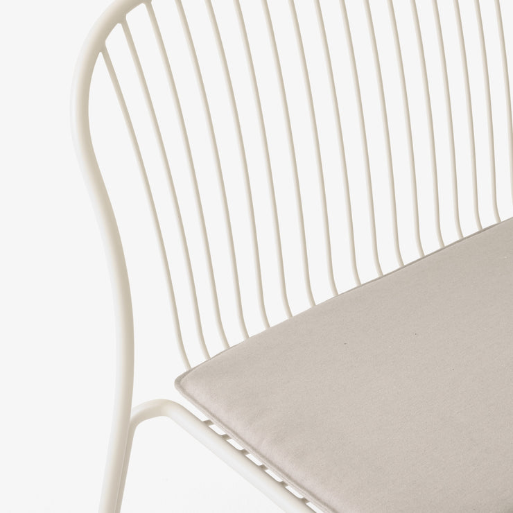 Hvit spisesofa Thorvald SC111 fra &tradition med enkel sittepute, tekstil Heritage Papyrus