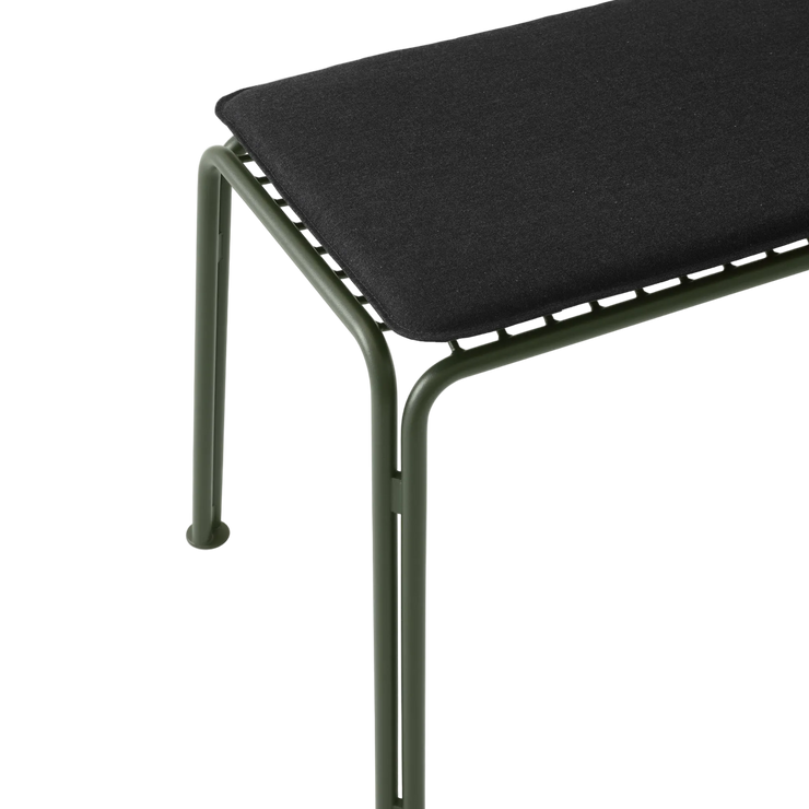 Grønn utebenk Thorvald SC112 fra &tradition med sittepute, tekstil Heritage Char