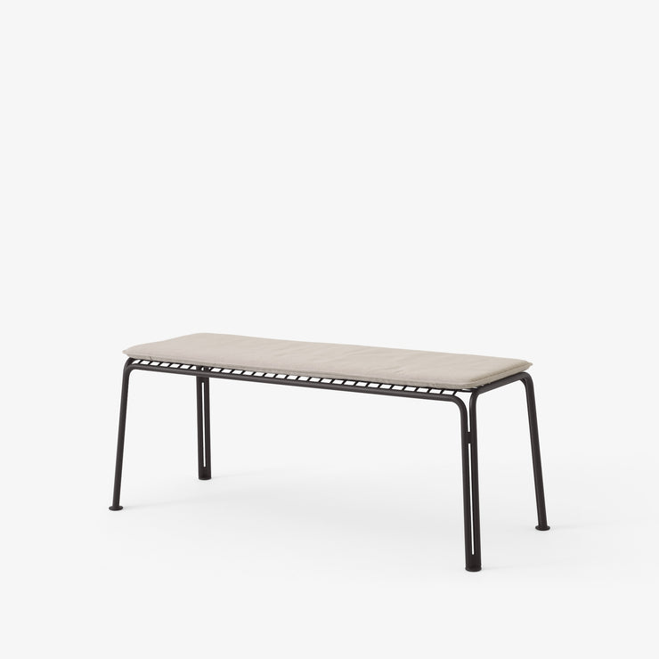 Svart utebenk Thorvald SC112 fra &tradition med sittepute, tekstil Heritage Papyrus