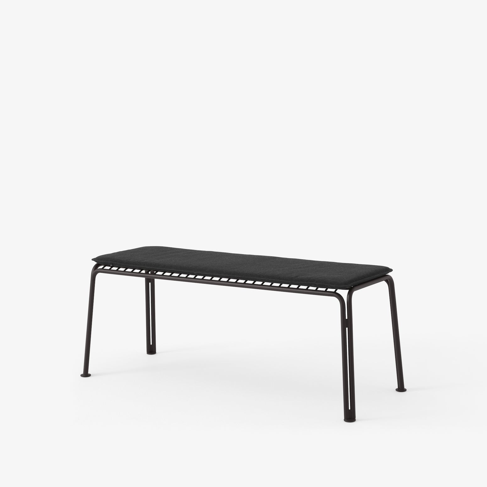 Svart utebenk Thorvald SC112 fra &tradition med sittepute, tekstil Heritage Char