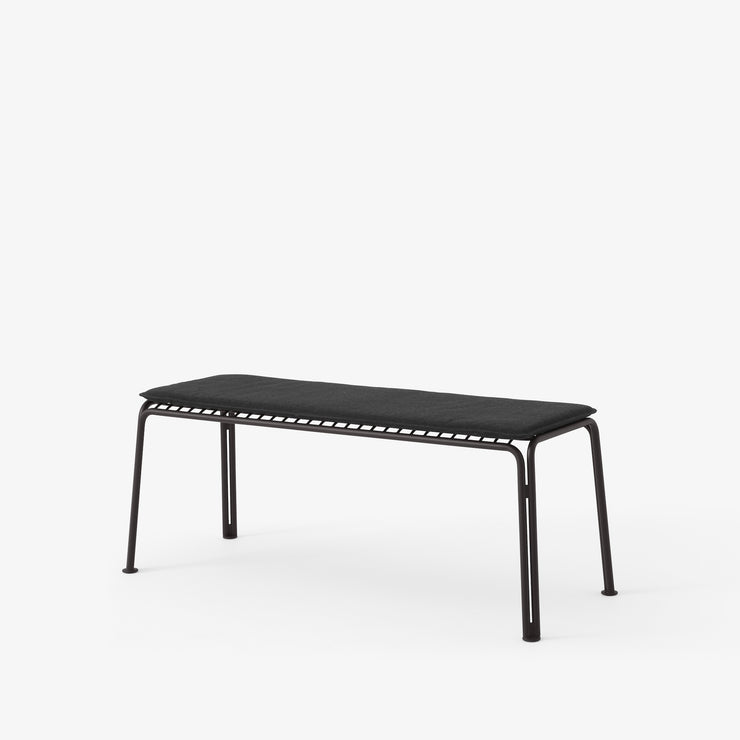 Svart utebenk Thorvald SC112 fra &tradition med sittepute, tekstil Heritage Char