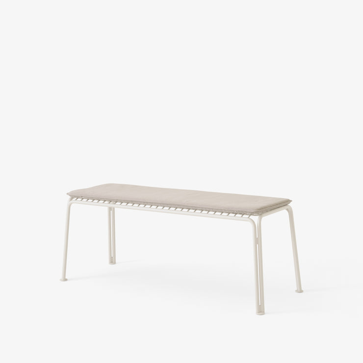 Hvit utebenk Thorvald SC112 fra &tradition med sittepute, tekstil Heritage Papyrus